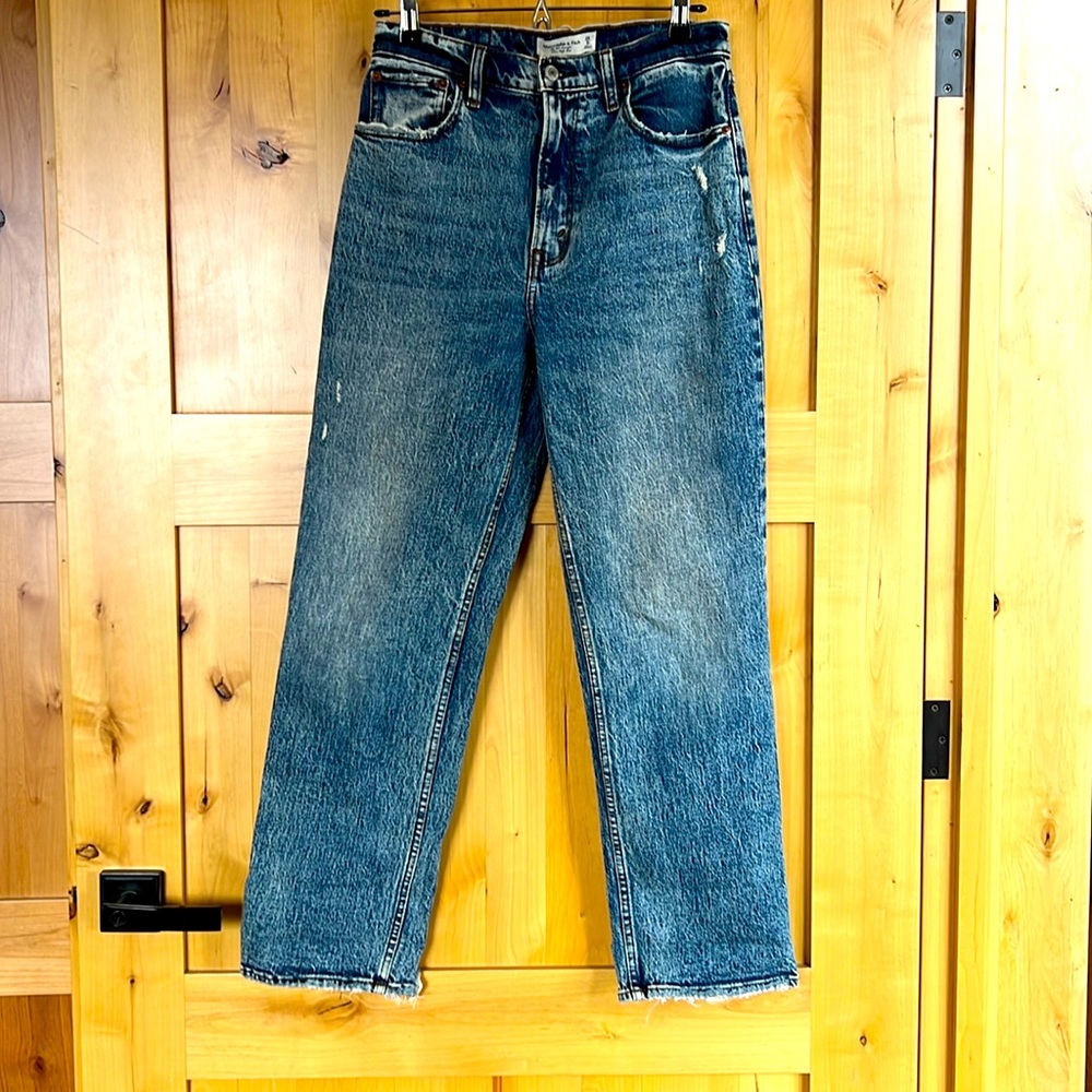 Abercrombie 90’s straight leg ultra high rise jeans in size 28.